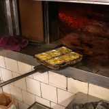 ...e con dei contenitori in alluminio che accolgono il piatto tipico barese �patate riso e cozze�, portato qui da alcune signore